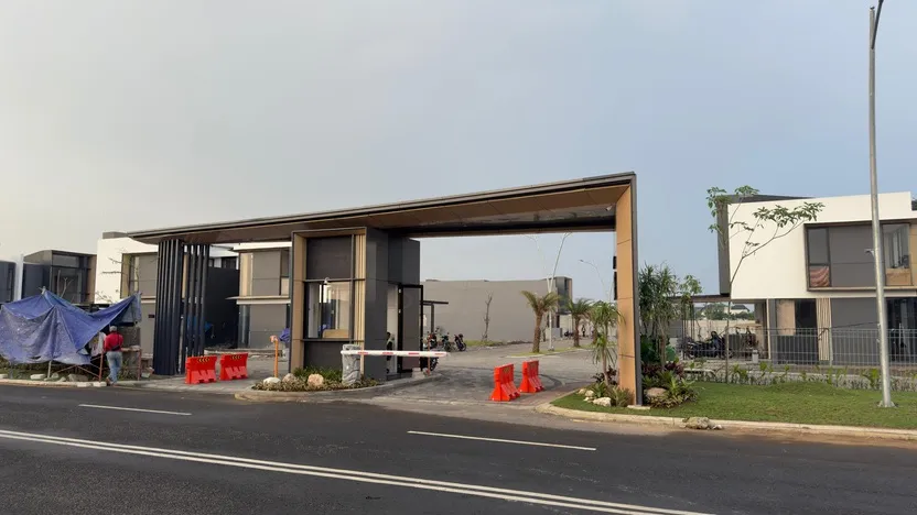 Gate perumahan Amega Westparc dengan facade ACP
