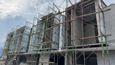 Scaffolding pemasangan facade ACP di Amega Westparc, Gresik