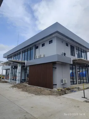 Gedung DPPU Bandara Dhoho, Kediri dengan facade ACP dan WPC