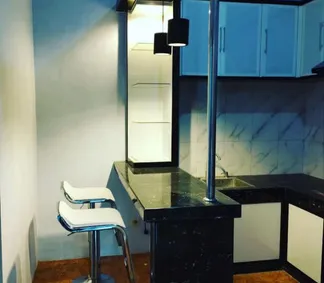 Interior, kitchen set dan meja bar rumah tinggal Bapak Nova, Mojokerto