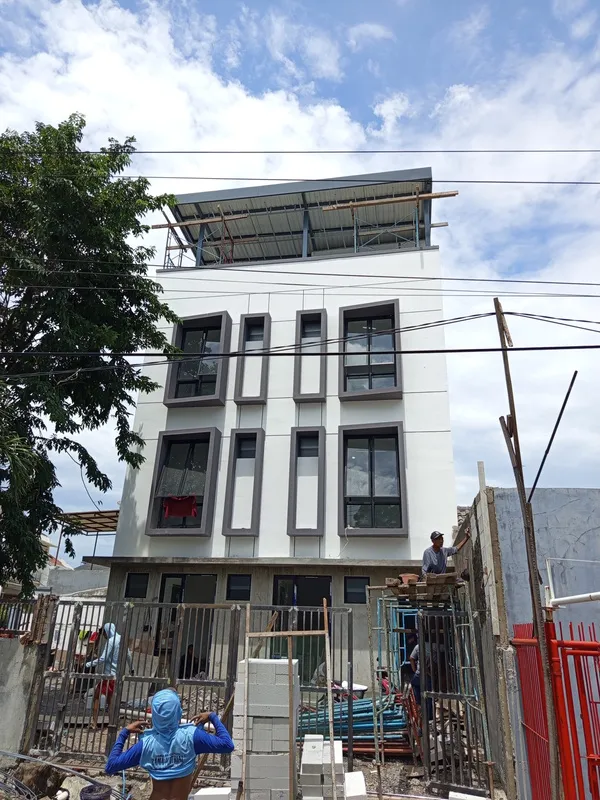 Mess Karyawan PNEP, Surabaya: listplang ACP dan pintu-jendela aluminium