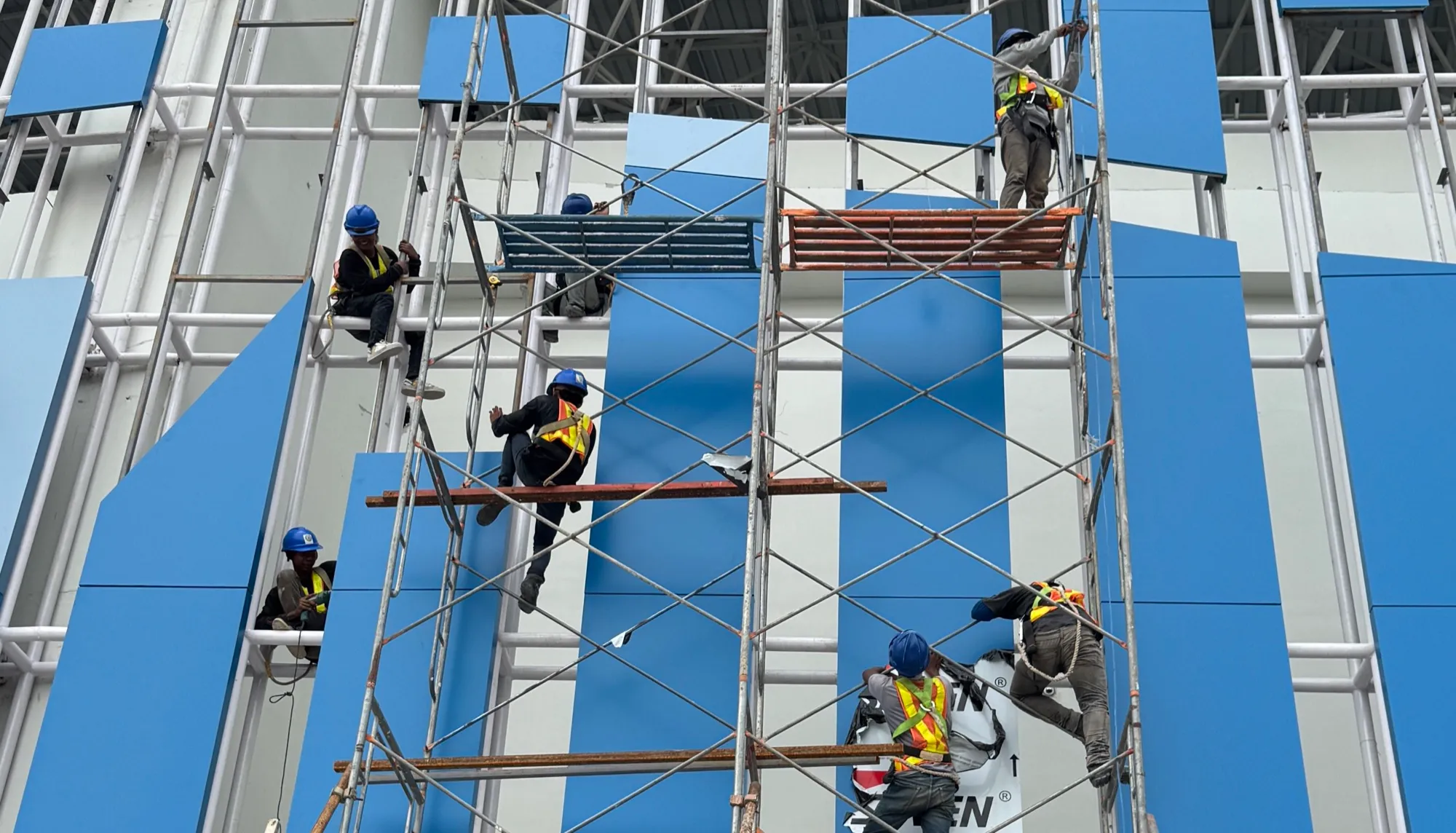 Tim SBS memasang panel facade ACP di scaffolding Stadion Surajaya, Lamongan