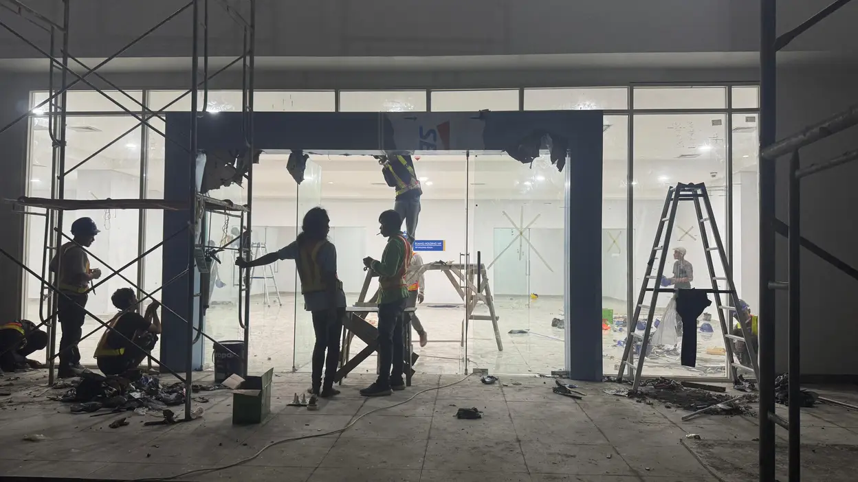 Glasswall dan pintu kaca di Stadion Surajaya, Lamongan