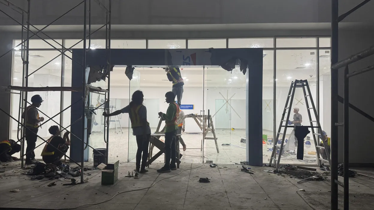 Glasswall dan pintu kaca di Stadion Surajaya, Lamongan