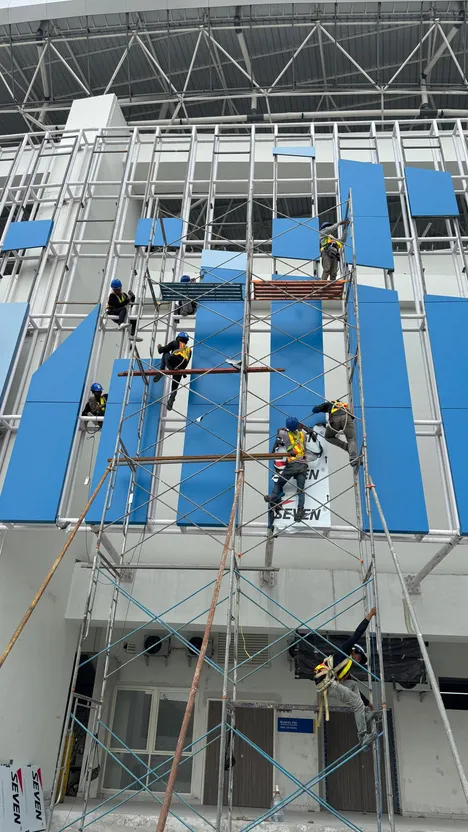Pemasangan facade ACP di Stadion Surajaya oleh tim SBS